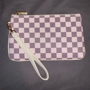 Women’s checkered wristlet